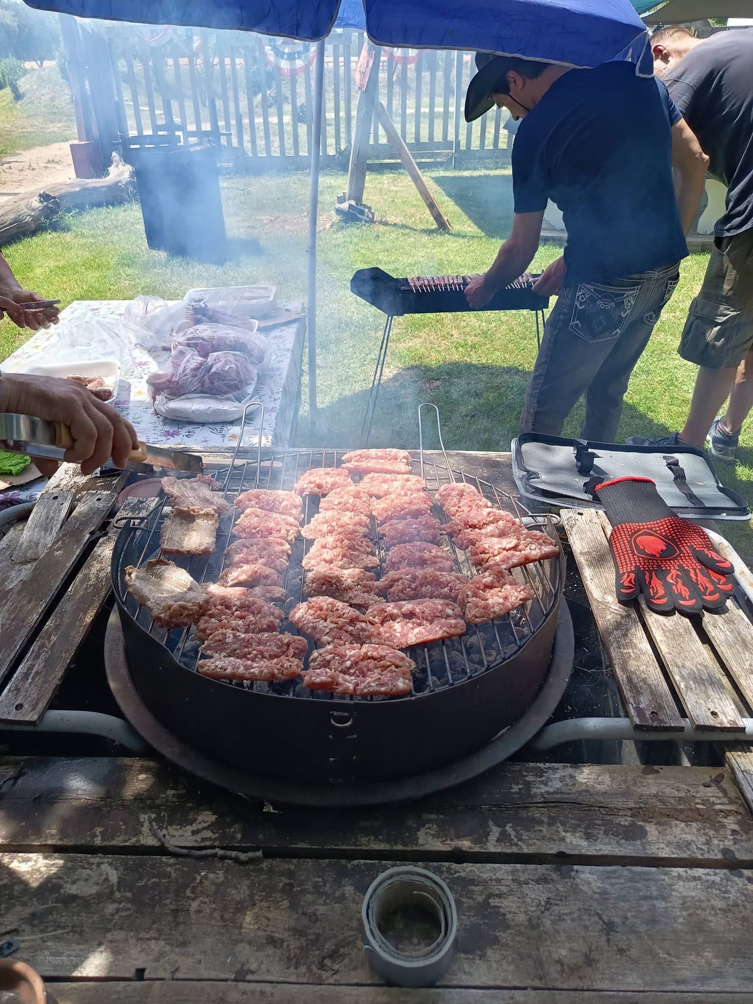 Grande braciere barbecue a legna acceso per la cena